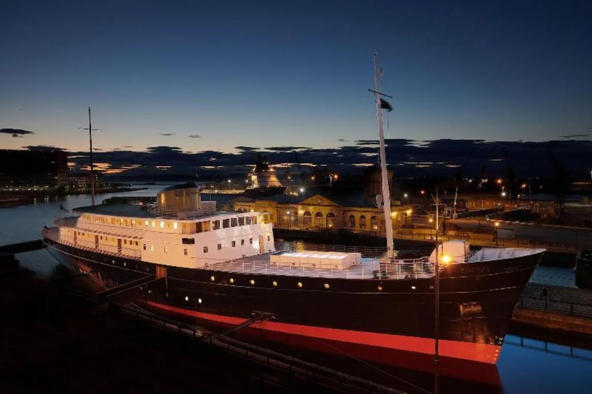Fingal - A Luxury Floating Hotel