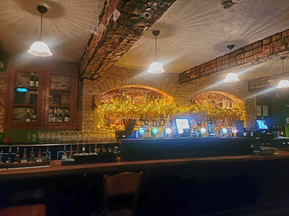 Whites Tavern