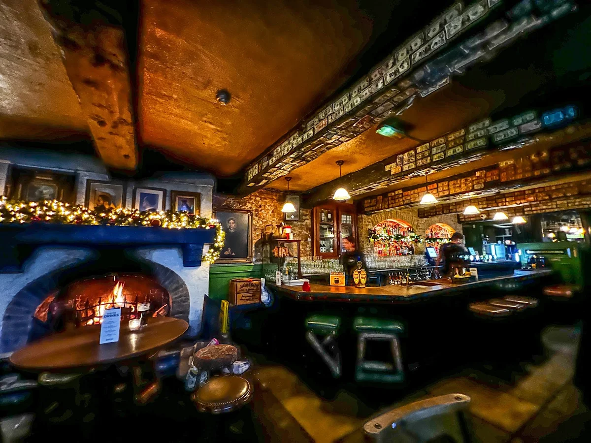 Whites Tavern
